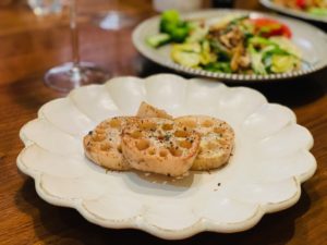 男の料理！蓮根のブルーチーズ焼き、黒コショウ風味